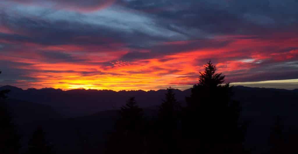 Couche de soleil dans le camping en montagne alpe