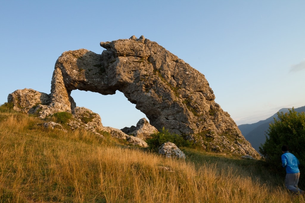 La pierre percee du camping en montagne alpe