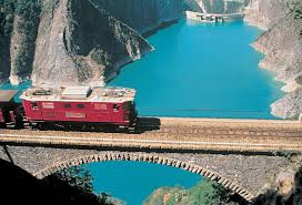 La plus belle ligne des Alpes sillonne la Matheysine jusqu'au grand balcon du Monteynard. Véritable voyage à travers le temps, le Petit Train de La Mure fait partie de ces incontournables à ne pas manquer lors de votre venue en Matheysine.